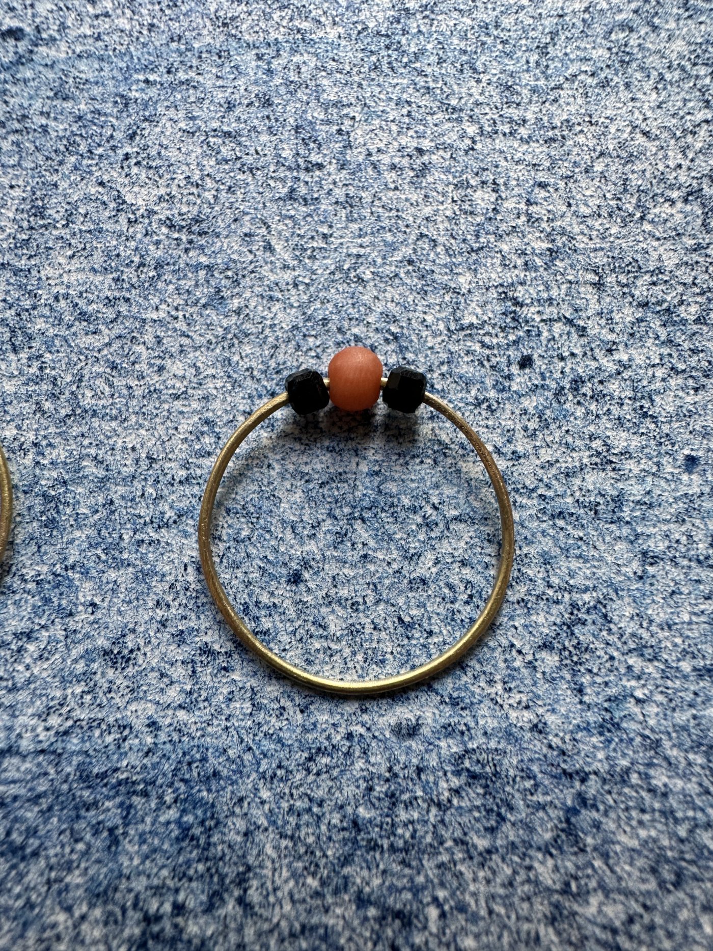 Goldring mit Koralle und zwei Turmalinen