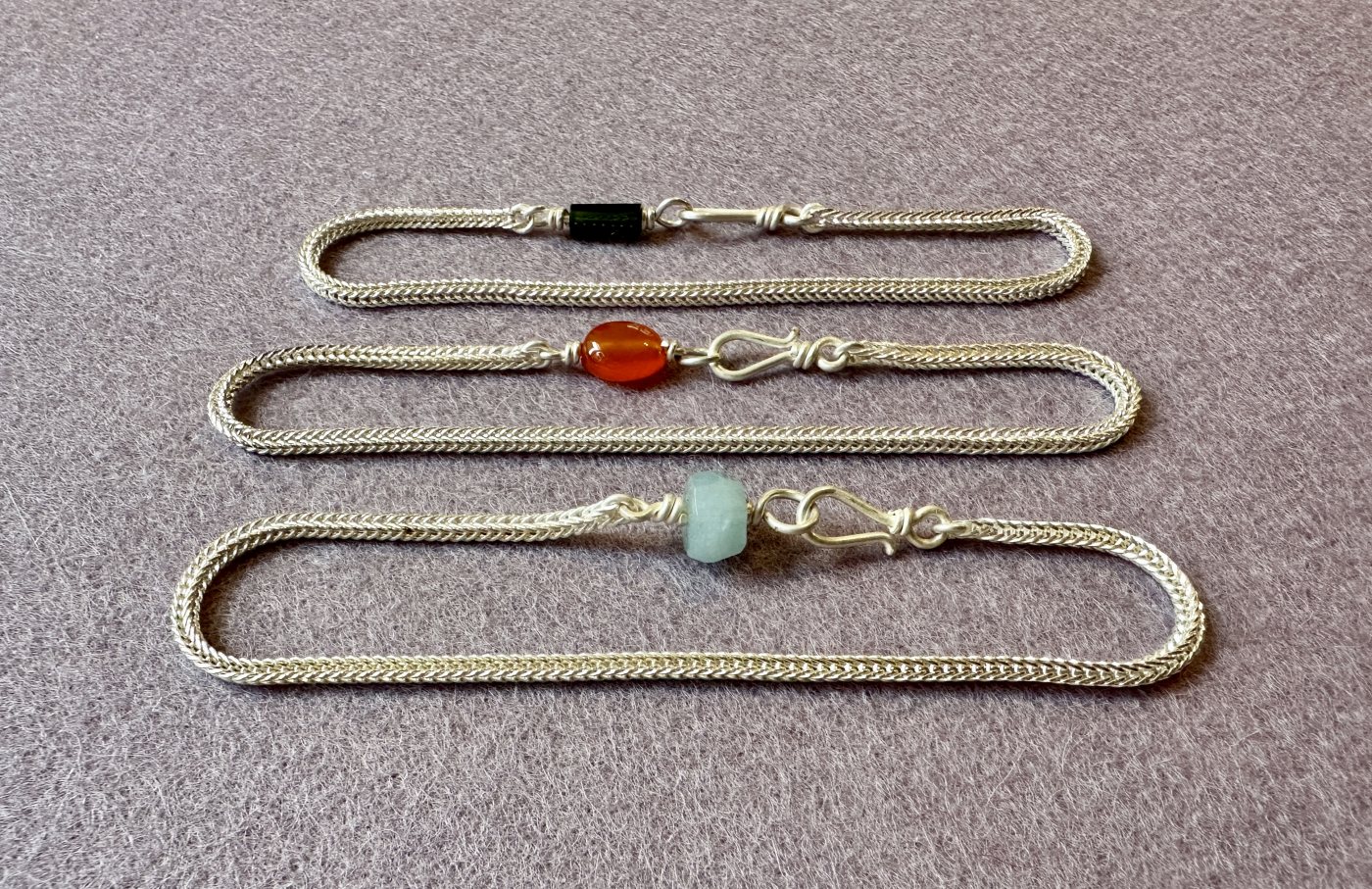 drei Armbänder