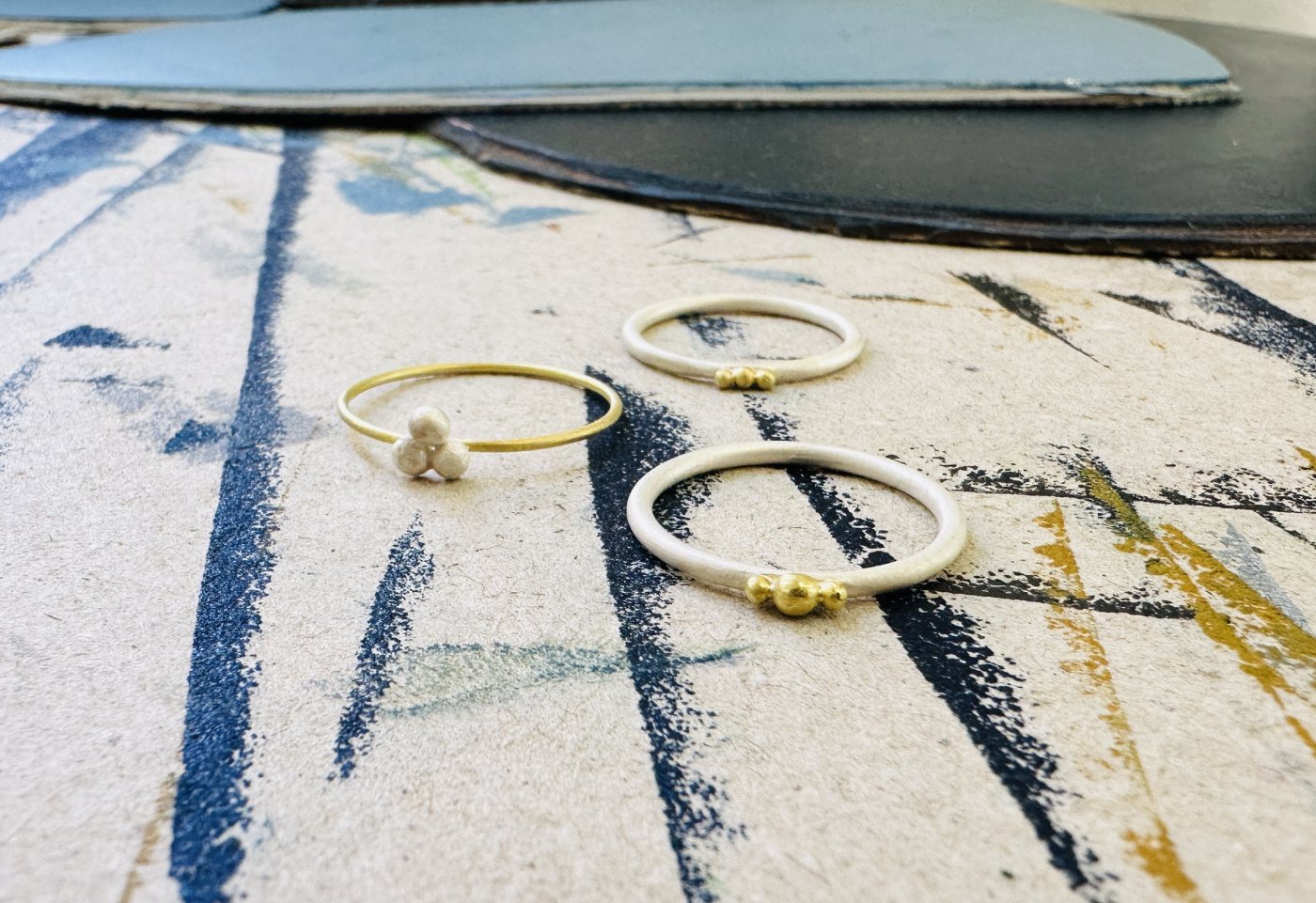 Drei Ringe mit Kugeln