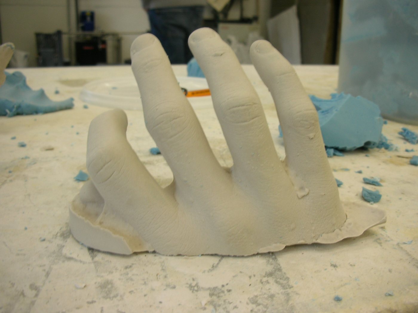 Abguss einer Männerhand in Gips